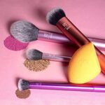 Real Techniques Everyday Essentials Make up Pinsel, Komplettset für das Gesicht (Gesichtsschwamm, Gesichts, Rouge, Setting und Deluxe Lidfaltenpinsel) – Bild 4