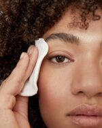 NIVEA Double Effect Augen Make Up Entferner (125 ml), Make Up Entferner für die sensible Augenpartie, Gesichtsreiniger entfernt extrem wasserfestes Make Up – Bild 6