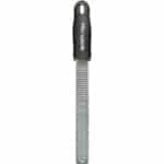 Microplane Zester Küchenreibe für Zitrusfrüchte, Hartkäse, Ingwer, Schokolade & Muskatnuss mit feiner Edelstahlklinge, Made in USA