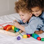 Melissa and Doug grosse Holzperlen zum Auffädeln Kinder | Montessori Fädelspiel ab 3 Jahre Mädchen & Jungen | Montessori Holzspielzeug | Motorikspielzeug mit Fädelperlen | Geschenke für Kleinkinder – Bild 5
