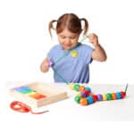 Melissa and Doug grosse Holzperlen zum Auffädeln Kinder | Montessori Fädelspiel ab 3 Jahre Mädchen & Jungen | Montessori Holzspielzeug | Motorikspielzeug mit Fädelperlen | Geschenke für Kleinkinder – Bild 2
