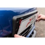 PLATEHOLDER® ORIGINAL - rahmenlose universal Kennzeichenhalter Nummernschildhalter - unsichtbar und wetterfest - Nummernschildhalterung für jedes Auto – Bild 8