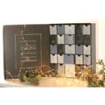 Origineller Adventskalender 2023 mit 25 Duftkerzen im Glas mit Spruch - Adventskalender kerzen - Deutsche Fassung – Bild 7