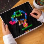 Basic Fun 2215 Lite-Brite Ultimate Classic, Light Up Drawing Board, LED Drawing Board with Colours – Bild 4