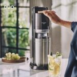 SodaStream Wassersprudler DUO Comfort-Set mit CO2-Zylinder, 2X 1L Glasflasche, 2X 1L spülmaschinenfeste Kunststoff-Flasche und sytlischem Flaschenhalter, Höhe 44cm, Farbe Titan – Bild 5