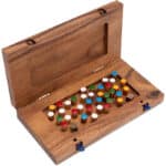 LOGOPLAY Blockade - Würfelspiel - Strategiespiel - Gesellschaftsspiel - Brettspiel aus Holz mit faltbarem Spielbrett