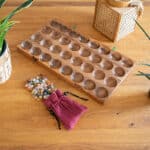 LOGOPLAY Hus Bao Kalaha – Edelstein-Mancala aus Samena-Holz